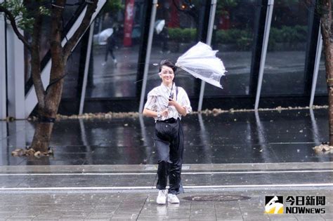 下雨停課|風雨多大能放颱風假？8大QA看懂放假標準！一鍵查看。